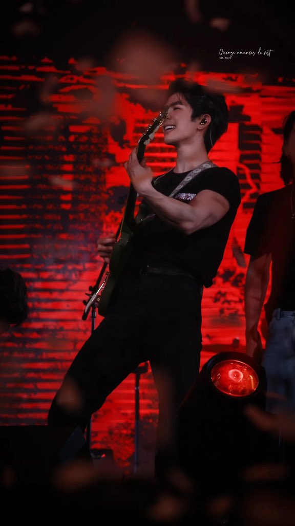 barbie0725's tweet photo. @milephakphum @milephak_family Our king! Our guitar prince! Our smiles:) :) :)! I love you na.🎸🎸🎸🎸
@milephakphum
#GuitarLover
#EnjoyTheMoment
#Cumulas
#MilePhakphum 
@milephak_family @MilephakTrend https://t.co/915ZeYzLN1