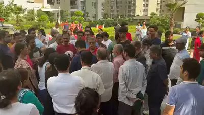 timesofindia's tweet photo. #Noida: Toddler mauled to death by stray dogs in Lotus Boulevard society

https://t.co/BcX9kAY1ep https://t.co/CP7yNR0bVn