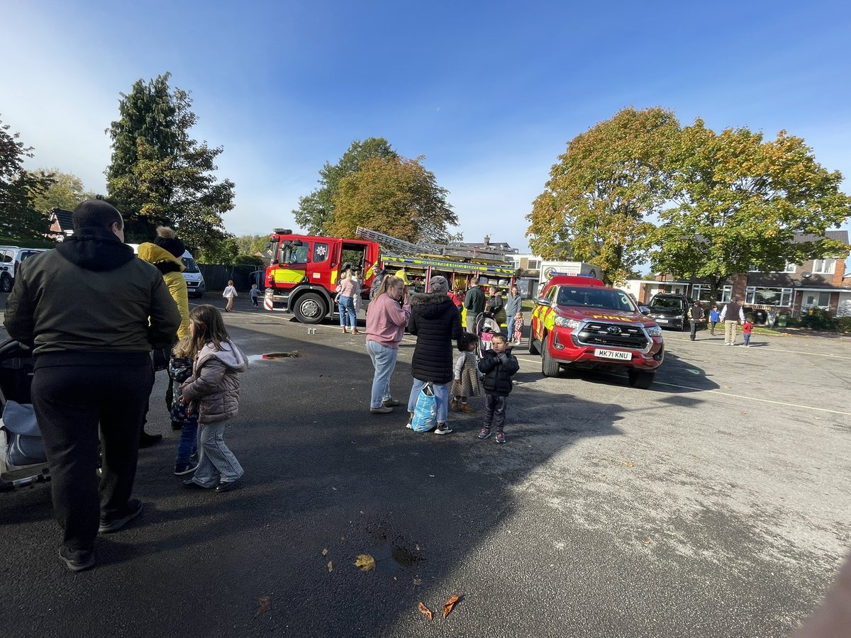 Laura_Wheelton's tweet photo. Busy Sunday, out at 4am and then back in time for our wrap up event at Knutsford fire station! Over 250 coats given out to help keep people warm this winter Great to see the local community come to support the Wrap Up Knutsford drop in day. https://t.co/BBdg9S44Ih