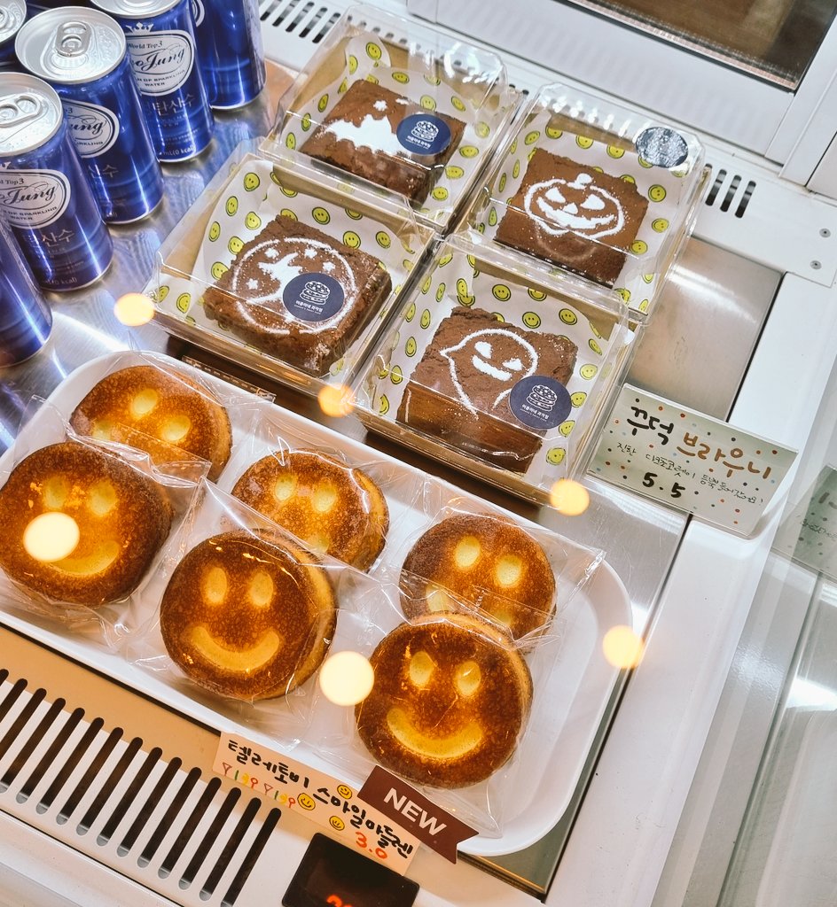 LL_MSG's tweet photo. #동네빵집_챌린지
#빵빵_맛있는_동네빵집_응원_챌린지
경의선 행신역 여름이네 과자점
마들렌과 휘낭시에, 스콘, 쿠키를 주력으로 판매하는 곳
매장은 작지만 정말 귀엽고 맛있어요 예약만 한다면 생크림케이크도 만들어 주셔요
행신역 2번 출구에서 직진 후 교차로 앞에서 좌회전 하면 바로 있어요 https://t.co/lzuDFN2BdW