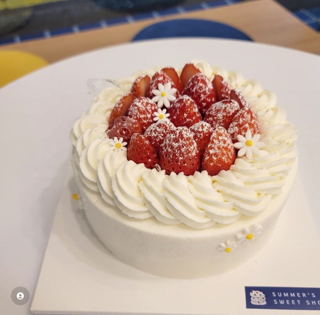 LL_MSG's tweet photo. #동네빵집_챌린지
#빵빵_맛있는_동네빵집_응원_챌린지
경의선 행신역 여름이네 과자점
마들렌과 휘낭시에, 스콘, 쿠키를 주력으로 판매하는 곳
매장은 작지만 정말 귀엽고 맛있어요 예약만 한다면 생크림케이크도 만들어 주셔요
행신역 2번 출구에서 직진 후 교차로 앞에서 좌회전 하면 바로 있어요 https://t.co/lzuDFN2BdW