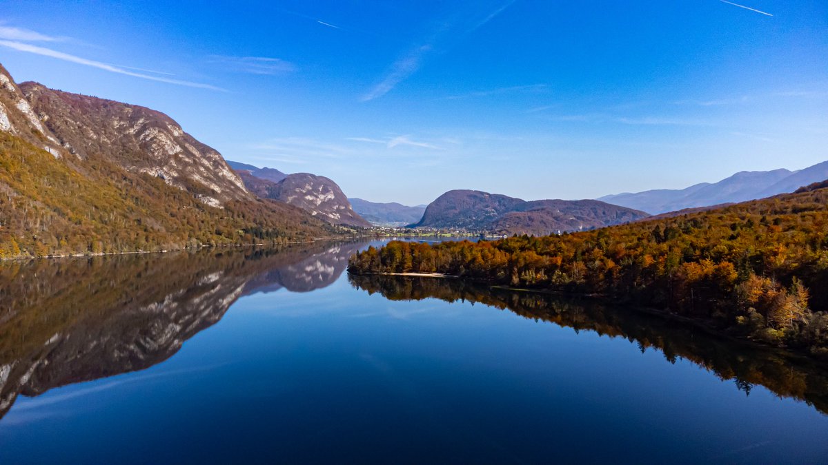 Bucksnaturetog's tweet photo. Lake Bohinj in Slovenia captured from the air by my DJI Mini 2 drone #lakebohinj #dji #djimini2 #dronephotography #djidrone #aerialphotography #slovenia #iloveslovenia #picturepostcard #sloveniatop10 #autumnalcolours #autumnhighlights #bohinj https://t.co/AFwMwz3DK0