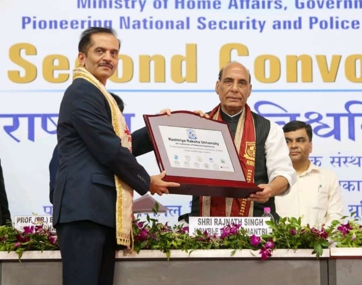 SmritiG08691946's tweet photo. #secondconvocation  of Rashtriya Raksha University was held on 17/10
We were glad to have Hon'ble Defense Minister, Shri @rajnathsingh as chief guest and Hon'ble CM of Gujarat, @Bhupendrapbjp as special guest of honour. https://t.co/QUopcxstBf