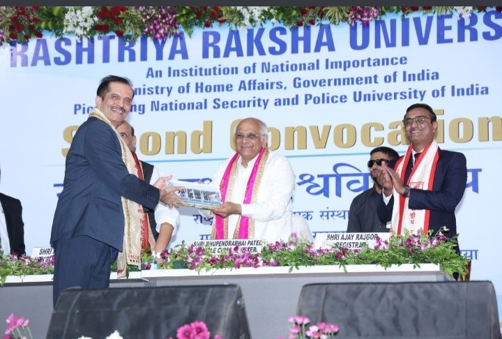SmritiG08691946's tweet photo. #secondconvocation  of Rashtriya Raksha University was held on 17/10
We were glad to have Hon'ble Defense Minister, Shri @rajnathsingh as chief guest and Hon'ble CM of Gujarat, @Bhupendrapbjp as special guest of honour. https://t.co/QUopcxstBf