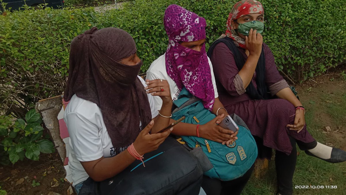 NSarnauaajtak's tweet photo. उपेन यादव के बाद राजस्थान बेरोजगार आंदोलन मे शामिल तीन महिला बेरोजगारों को भी गुजरात पुलिस ने लिया हिरासत मे! #उपेन_यादव_को_रिहा_करो #Gujarat @RajGovOfficial @GujaratPolice https://t.co/6mmT11qvHE