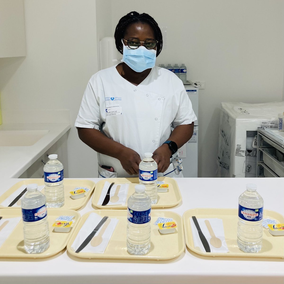 Préparation des collations servies avant sortie de l’unité d’anesthésie et de chirurgie ambulatoire. Chantal est à la manœuvre et aux petits soins pour ses patients. Objectif collectif: qu’ils puissent rentrer sereinement à domicile.@HopitalPompidou #afca #jab @SFAR_ORG @KNouette