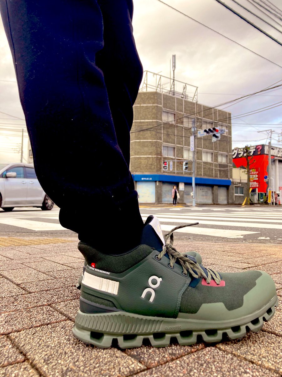 akity03's tweet photo. 何年ぶりだかわからないくらい久々に、スニーカーを買いました✌️

#CloudHiEdge
#onfriends https://t.co/bUh7S30EM8