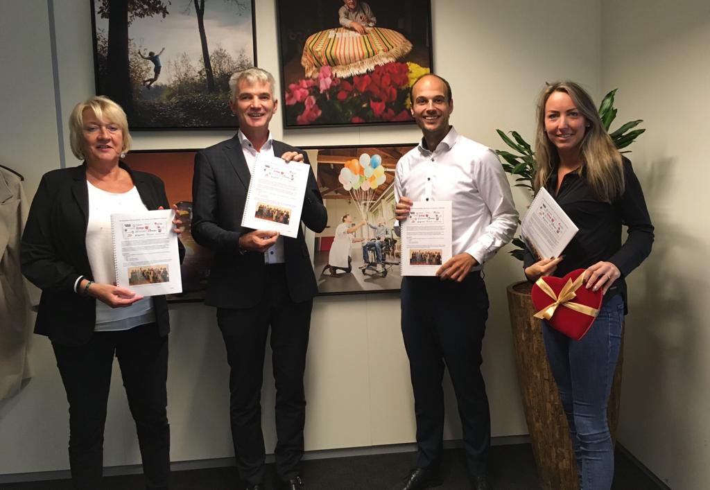 RobvandenBroeke's tweet photo. Bod #WoonZorgTafel #Rijswijk aangeboden aan wethouders #VanMalsen en #Bentvelzen samen #BouwenAanBeterWonen @RijswijkWonen #Fonteynenburg https://t.co/JDyjFBrjKC