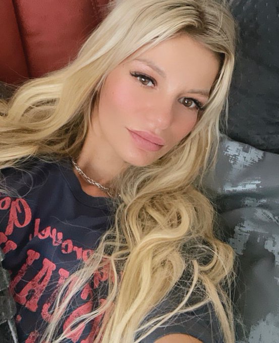 Guten Morgen 🥱  Erstmal wach werden. Der Tag beginnt recht fr&uuml;h...  K&uuml;sschen 💋 https://t.co/xZ65SXwn<a href="/tag/neuesprofilbild"class="tags"><span>#neuesprofilbild</span></a>