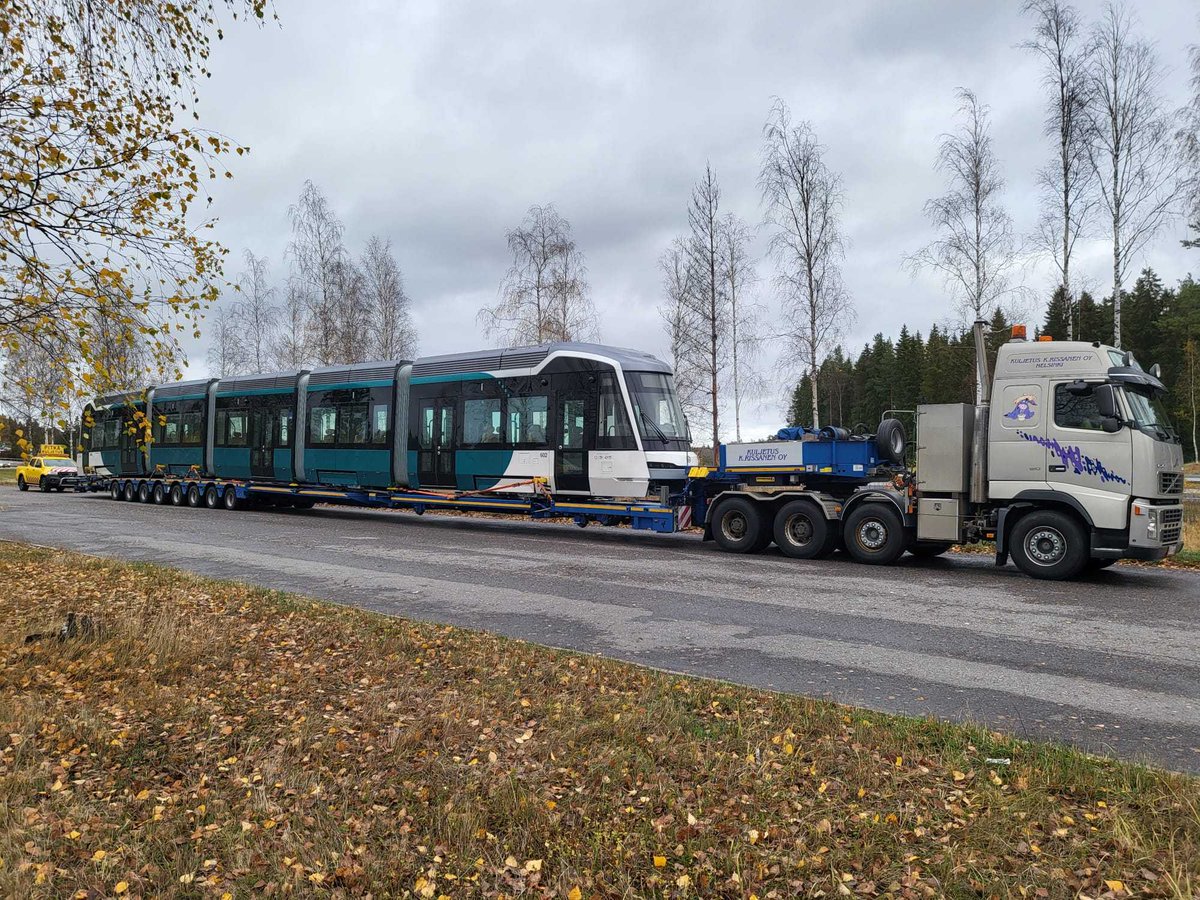 raidejokeri's tweet photo. Raide-Jokerin vaunu numero 2 (tai oikeammin vaunu nro 602) saapui viime yön pimeinä tunteina varikollemme Roihupeltoon! Molempia nyt varikolla olevia vaunuja tullaan käyttämään linjan koeliikenteessä.

#ArticXL #ForCitySmartArticX54 #raidejokeri #pikaratikka https://t.co/e0FZZnqvmn