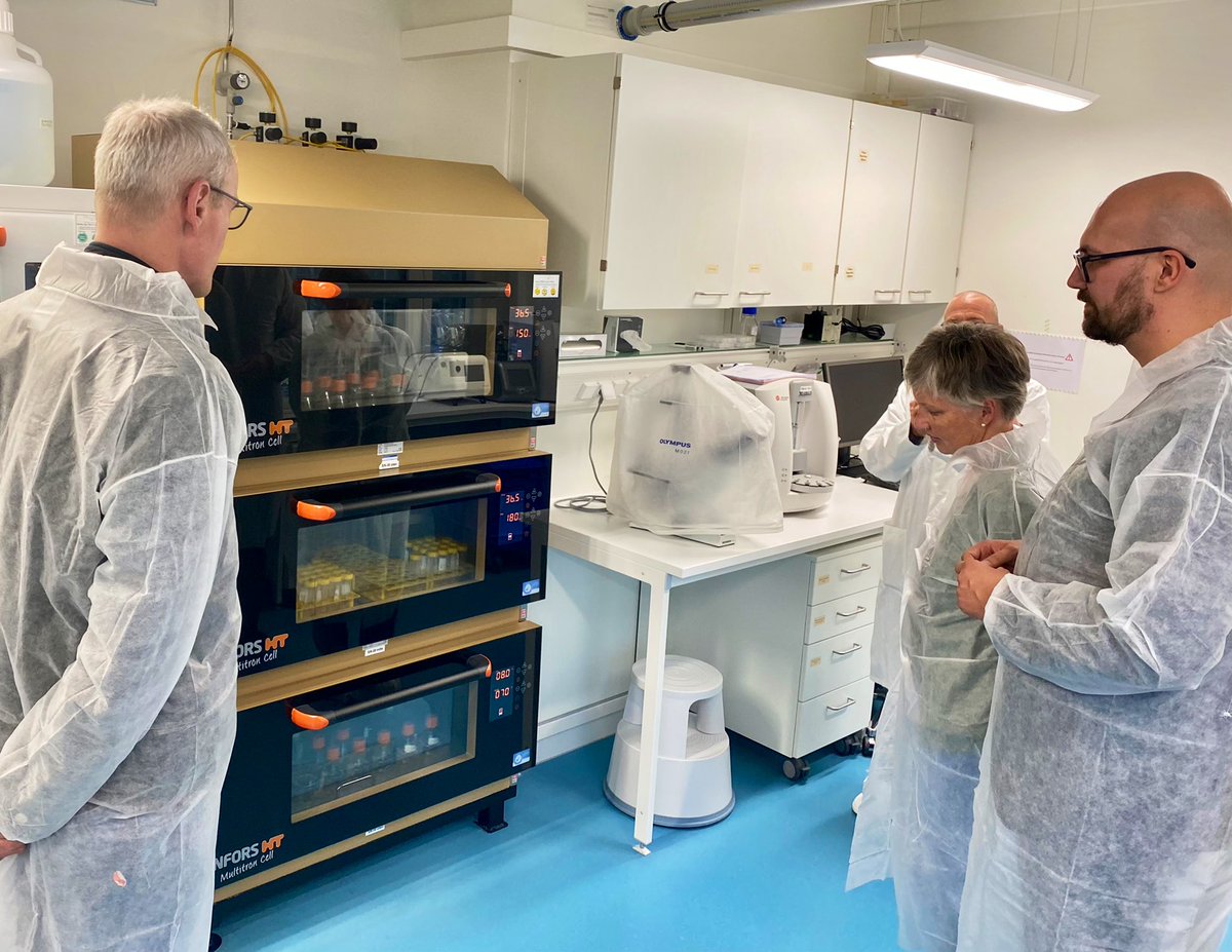 SenWiEnBe's tweet photo. Nächster Halt: #Weißensee. Das Know-how des Biopharma-Spezialisten #ProBioGen ist in vielen Medikamenten weltweit enthalten. Senator #StephanSchwarz & Staatssekretär @_MichaelBiel_ sprachen mit dem einstigen @ChariteBerlin-Spinnoff über die Produktion und Pläne in #Berlin. https://t.co/achhx7FtBZ