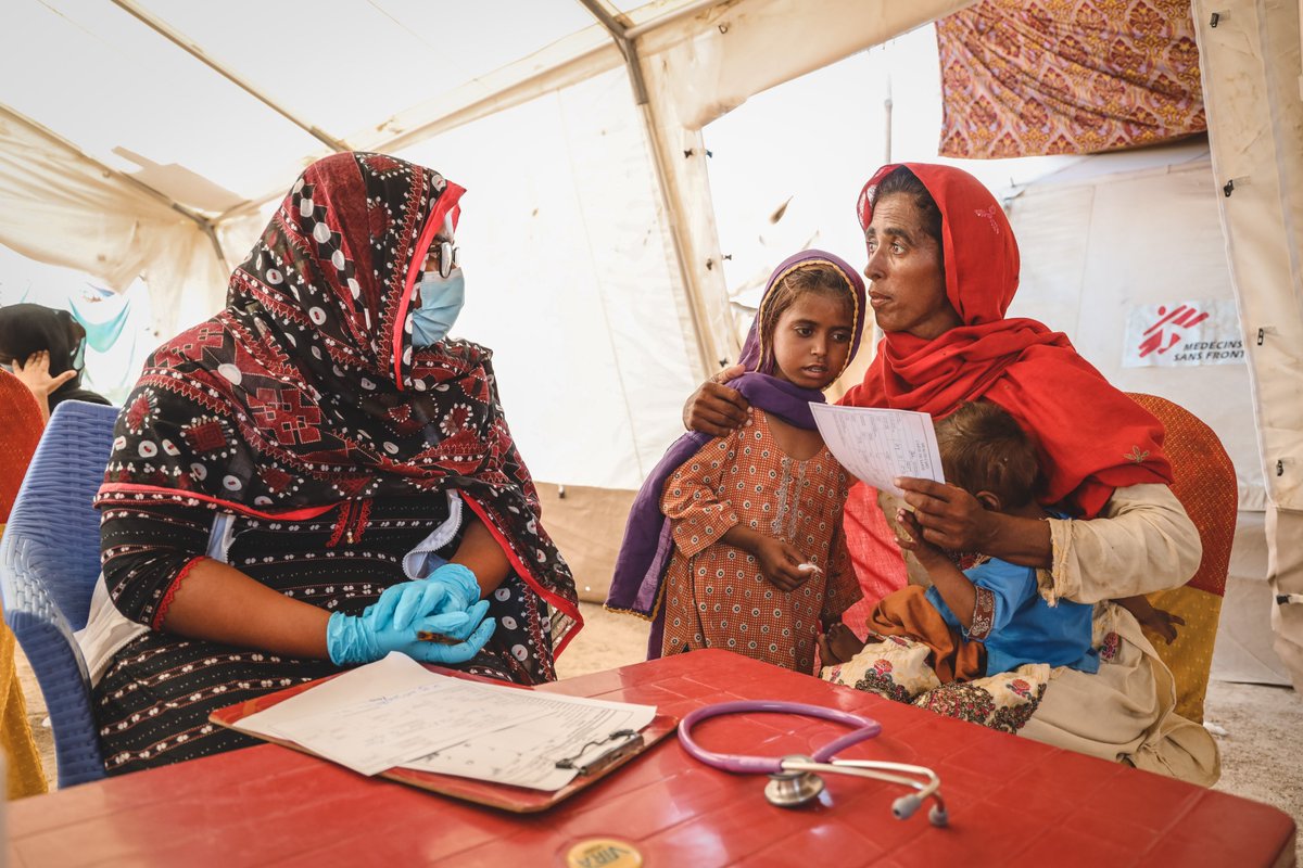 MSF_Pakistan's tweet photo. An @MSF's medical doctor - Dr Hafsa undertaking a consultation with Rubina, a patient who lives in a nearby displaced person's camp in Johi town, Dadu district of Sindh province.

#PakistanFloods #MSFinPakistan https://t.co/PaySBZLL3y