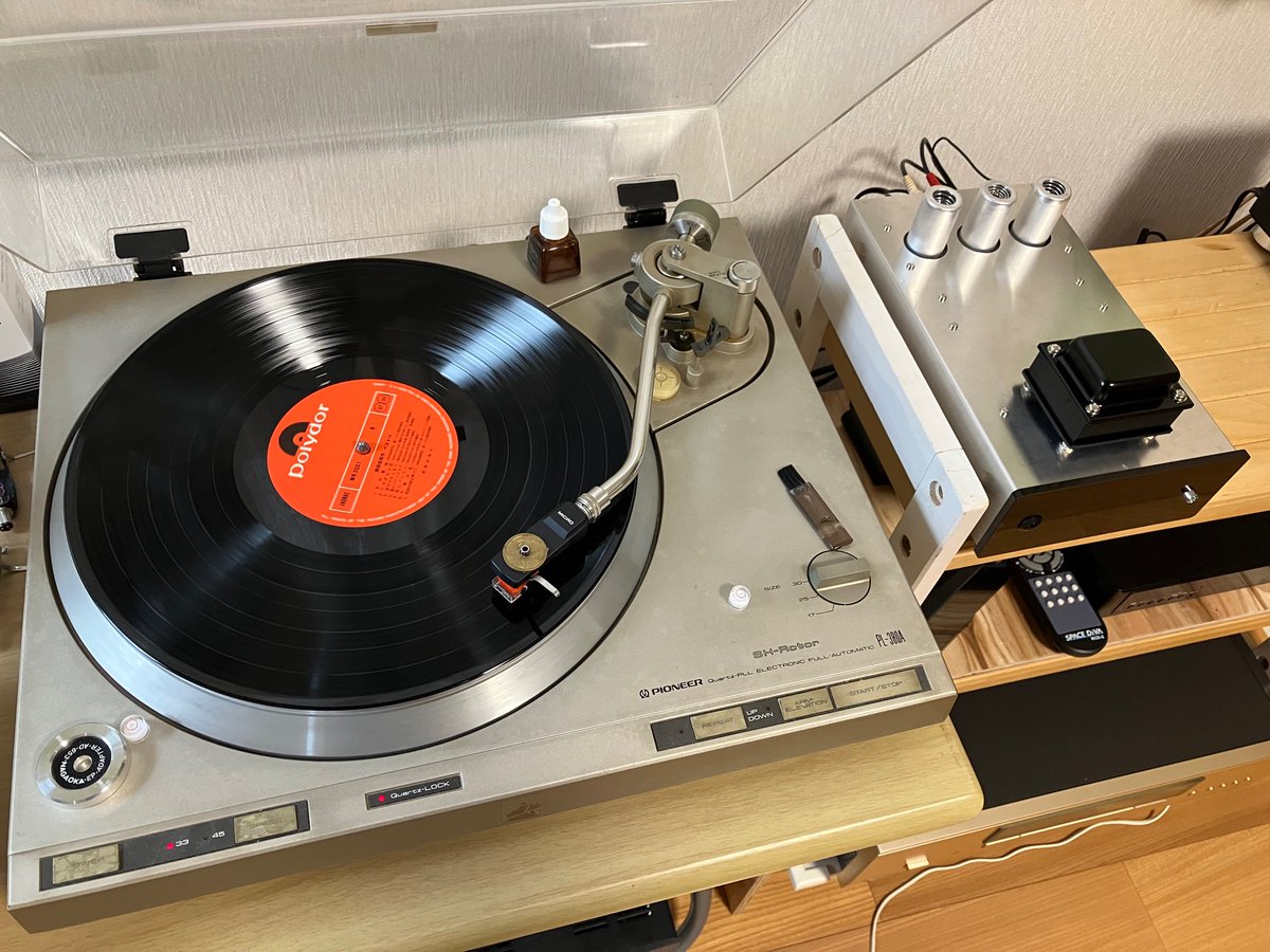 G32B1's tweet image. フォノイコライザーアンプキット組立て完了しました。
今音出ししてますが、まだfレンジが狭くて音も硬い感じです。
エージングでどう変わってくるか、楽しみです。😊

#EQA301
#WATZ