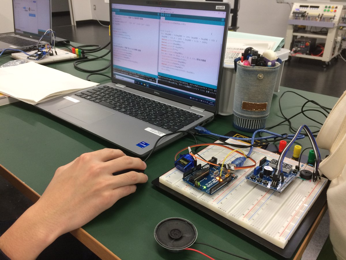 今日の2年生はArduinoで楽曲を作成しました。

3和音なんかも使用して滑らかな音を発していました。

音をプログラムに落とし込める音感を持った学生がいました。
すごいです！

その後は超音波センサとサーボモーター制御を学習しました。

#静岡県立工科短期大学校
#ものづくり