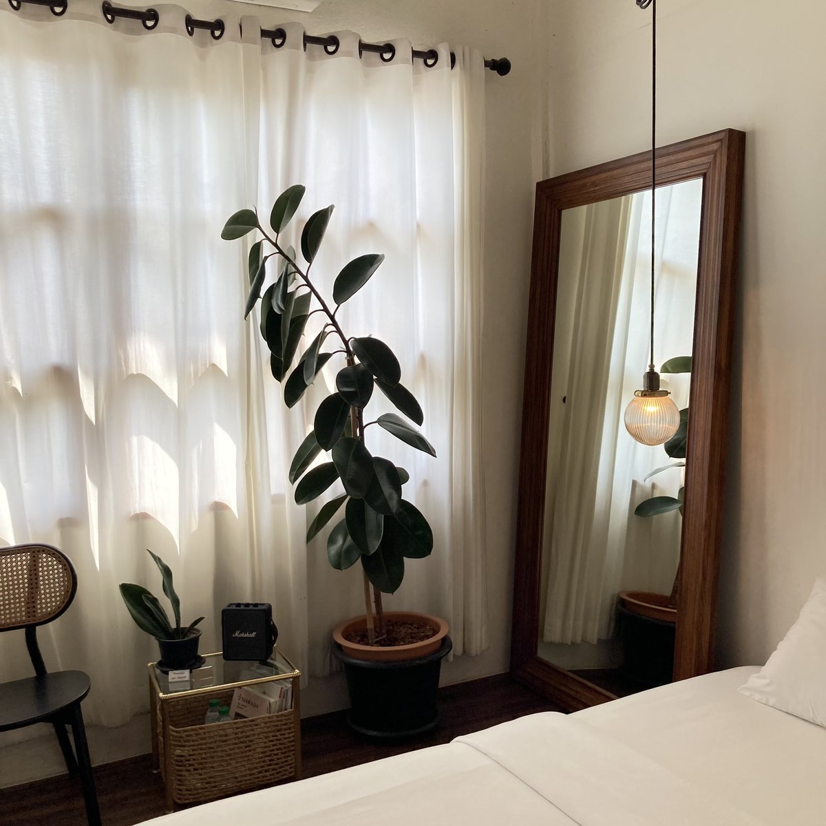 ytwebbchandesu's tweet photo. 📍 ที่พักพัทยา “เผลอสุขใจ Cafe &amp; Bed - Koh Larn” ที่พักสไตล์มินิมอล เงียบสงบ ห้องสวย ห้องพักมีให้เลือก แบบพัก 2 คน หรือ 4 คน พร้อมอาหารเช้า อยู่ใกล้ท่าเรือหน้าบ้าน (มีรถรับ-ส่งถึงท่าเรือ) ข้างล่างเป็นร้านกาแฟด้วย บรรยากาศเหมาะกับการพักผ่อนมากๆค่ะ 
#รีวิวที่พัก #ที่พักเกาะล้าน https://t.co/fqHc1PdM9K