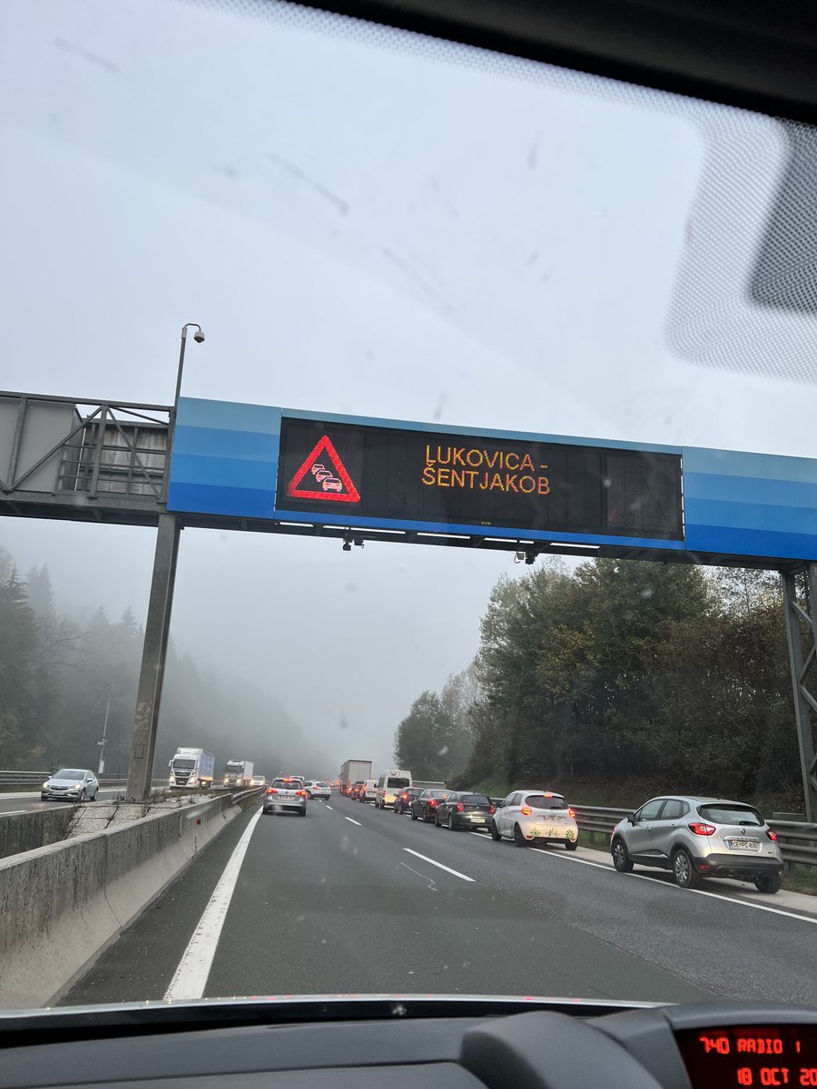 Ne, Majda, ne slikam med vožnjo. Stojim. Pred Blagovico. ⁦<a href="/mzi_rs/">Ministrstvo za infrastrukturo</a>⁩ dajmo eno kratkoročno rešitev, no.