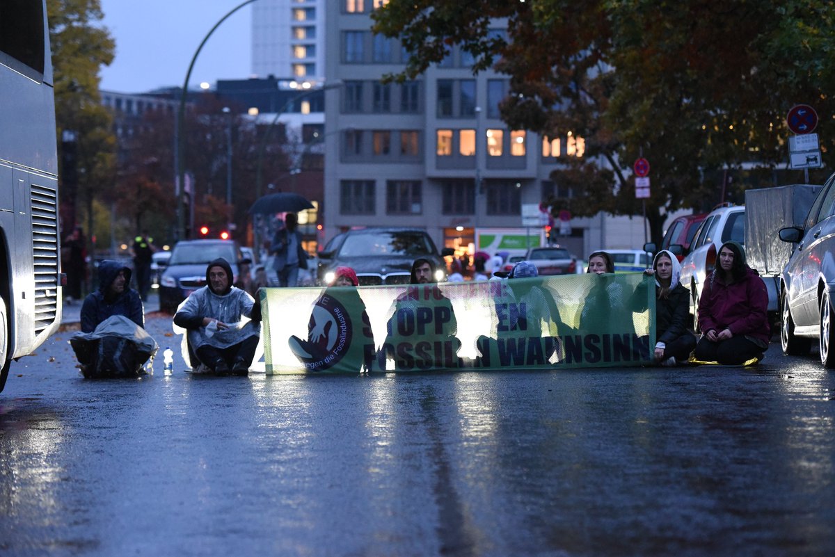 In Zeiten der Energie- und Kostenkrise ist es dringend notwendig durch ein #Tempolimit fossile Brennstoffe einzusparen.

Auch muss günstige #Mobilität ermöglicht werden. Das 49-Euro-Ticket ist zu teuer, um einen effektiven Anreiz für den Umstieg vom Auto auf die Bahn zu setzen.
