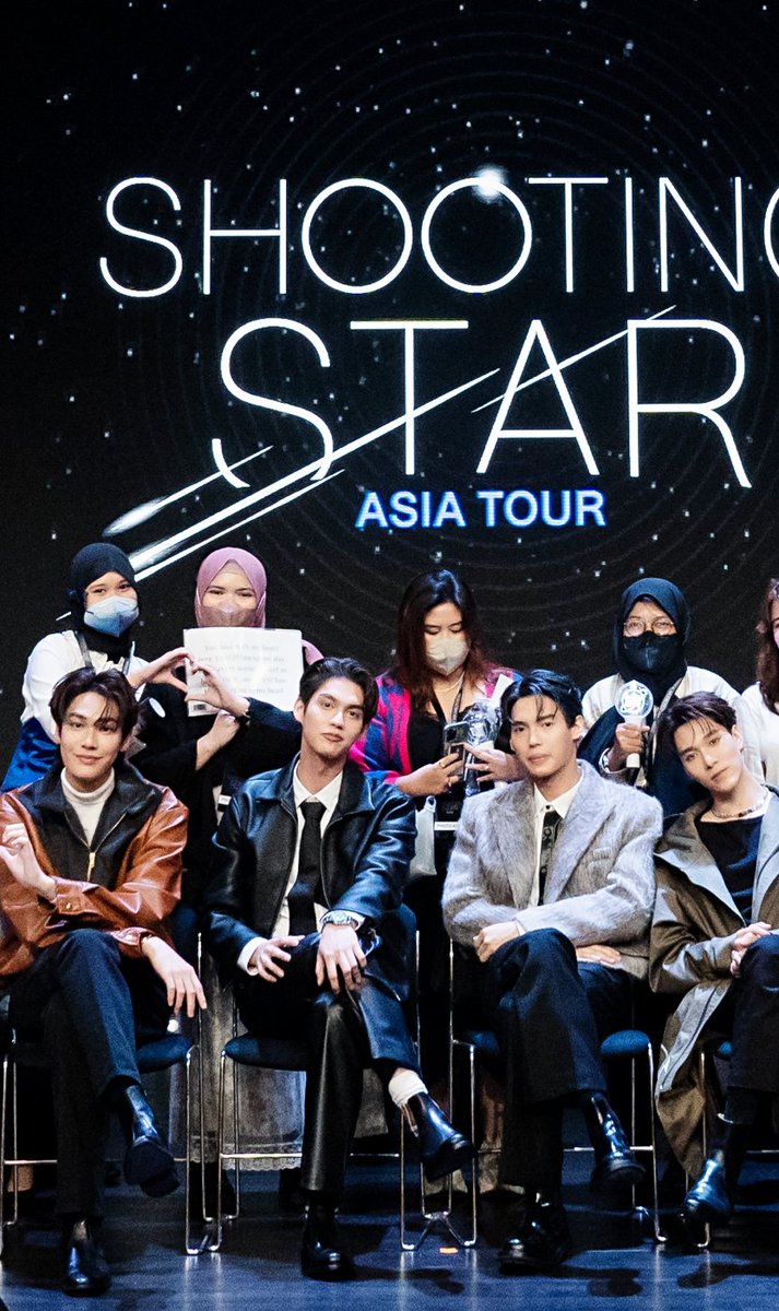 ippawskoo's tweet photo. Me &amp; my gang got lucky, soo from 4 : 30 it became 4 : 4 real quick. Anw, thank you to :

@bbrightvc @winmetawin @Hirunkit_ @dew_jsu 

for being so friendly to us, i'll never forget our topics that we talked abt🤍🖤
#ShootingStarinJakarta #ShootingStarAsiaTour https://t.co/TvDuBNcgXG