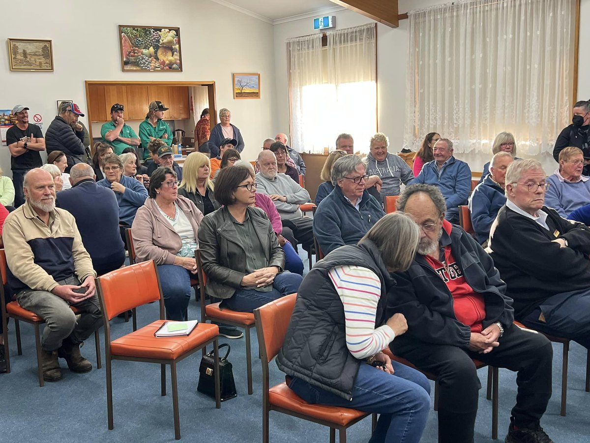 CG_Shire's tweet photo. It was great to have Anne Webster MP and @LouiseStaley attend a community meeting in Carisbrook last night. Hosted by local SES, Police, Ambulance, CFA and Council. It was a chance to hear from residents about how to improve safety and communications. https://t.co/elYuJ40g42