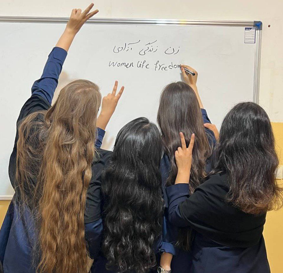 A picture is worth a thousand words -
School girls in Iran without their hijabs write #زن_زندگی_آزادی and #WomanLifeFreedom while making the victory sign with their hands.

#MahsaAmini #مهساامینی #IranRevolution2022