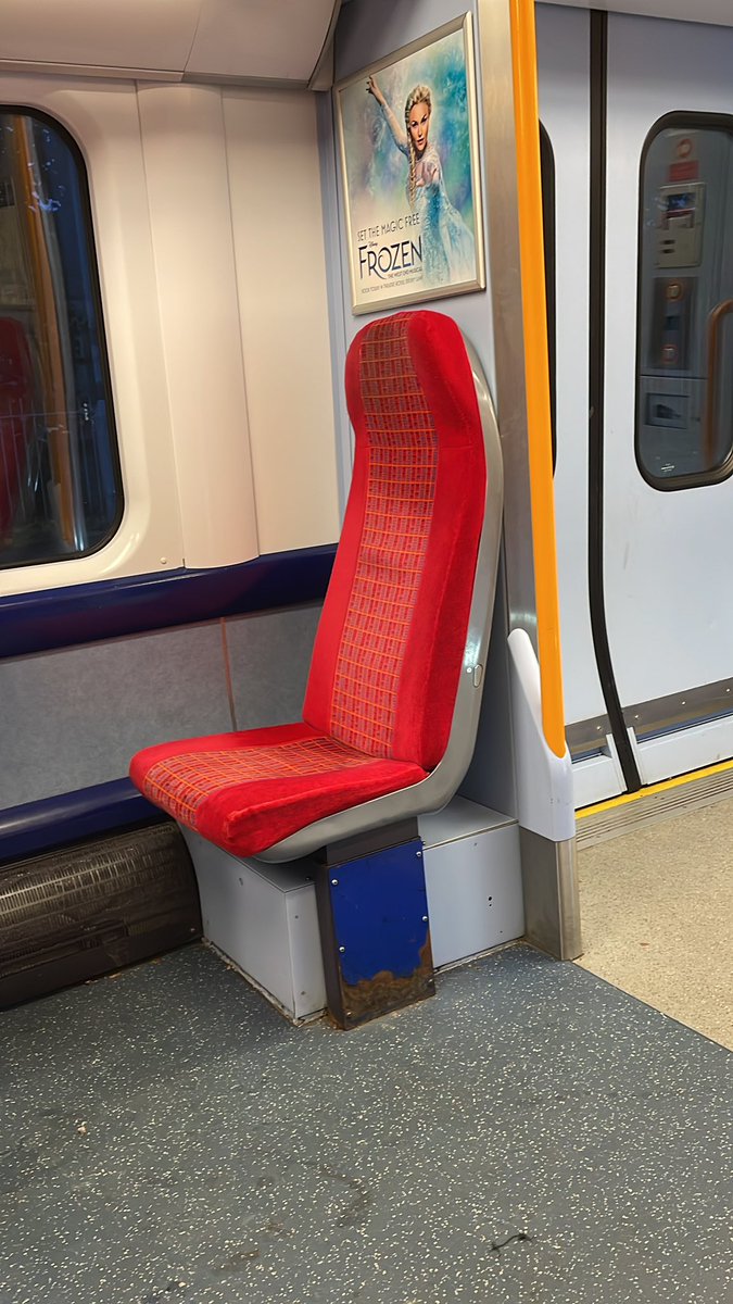 SurreyGhey's tweet photo. Antisocial seat 💺 🐥 #ohdarlin #absolutely. https://t.co/MyzPGmdMHt