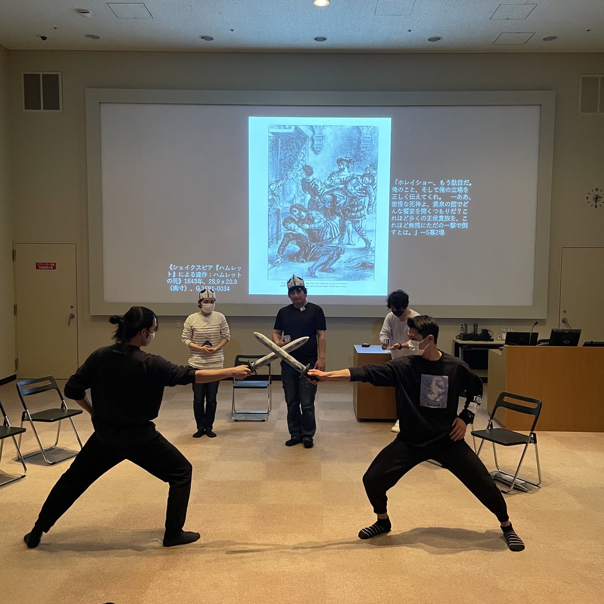 NMWATokyo's tweet photo. 『版画で「観る」演劇』展関連イベントである演劇パフォーマンス〈版画で観て、舞台で聞く『ハムレット』〉、先日リハーサルをおこないました。本番まであと数日…ご期待ください！
※好評につき各公演満席ですが、後日当館公式YouTubeにて配信予定です。
詳細はこちら　 
https://t.co/oJLKOUNn4Q https://t.co/A1Vg2e3YDZ