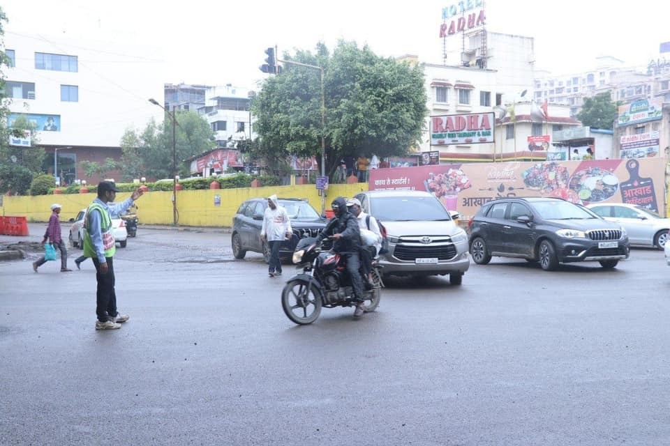 BalwadkarAmol's tweet photo. ट्रॅफिक फ्री अभियान! 

अमोल बालवडकर फाऊंडेशनच्या वतीने ट्रॅफिक फ्री अभियान राबविण्यात येत असून बाणेर बालेवाडीमधील गर्दीच्या ठिकाणी ट्रॅफिक वॉर्डन्स नेमण्यात आले आहेत. आज या अभियानास ०५ महिने पूर्ण होत आहेत.

बाणेर बालेवाडीतील ट्रॅफिकची समस्या मार्गी लागावी व नागरिकांना 1/2 https://t.co/LNJeOKcVJ9