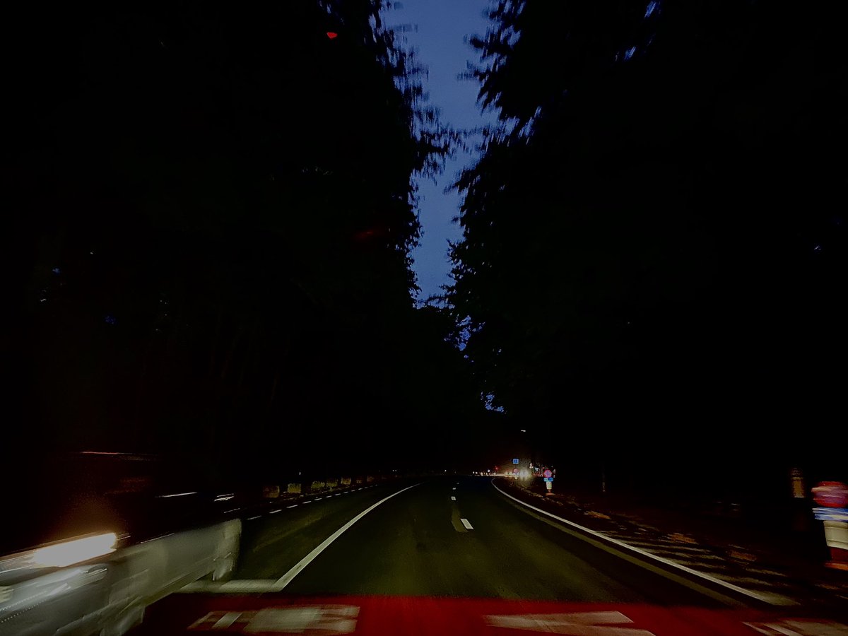 Qui chez <a href="/BXLmobility/">Mobility expert BXL</a> <a href="/BXLmobilite/">Bruxelles Mobilité</a> a eu l'idée d'éteindre l’éclairage public avant 8h du matin ? Les cyclistes, les piétons, les écoliers sont à peine visibles. Des économies symboliques au prix de vies humaines ? <a href="/elkevdbrandt/">Elke Van den Brandt</a> <a href="/alainmaron/">Alain Maron 🌍🌻</a>