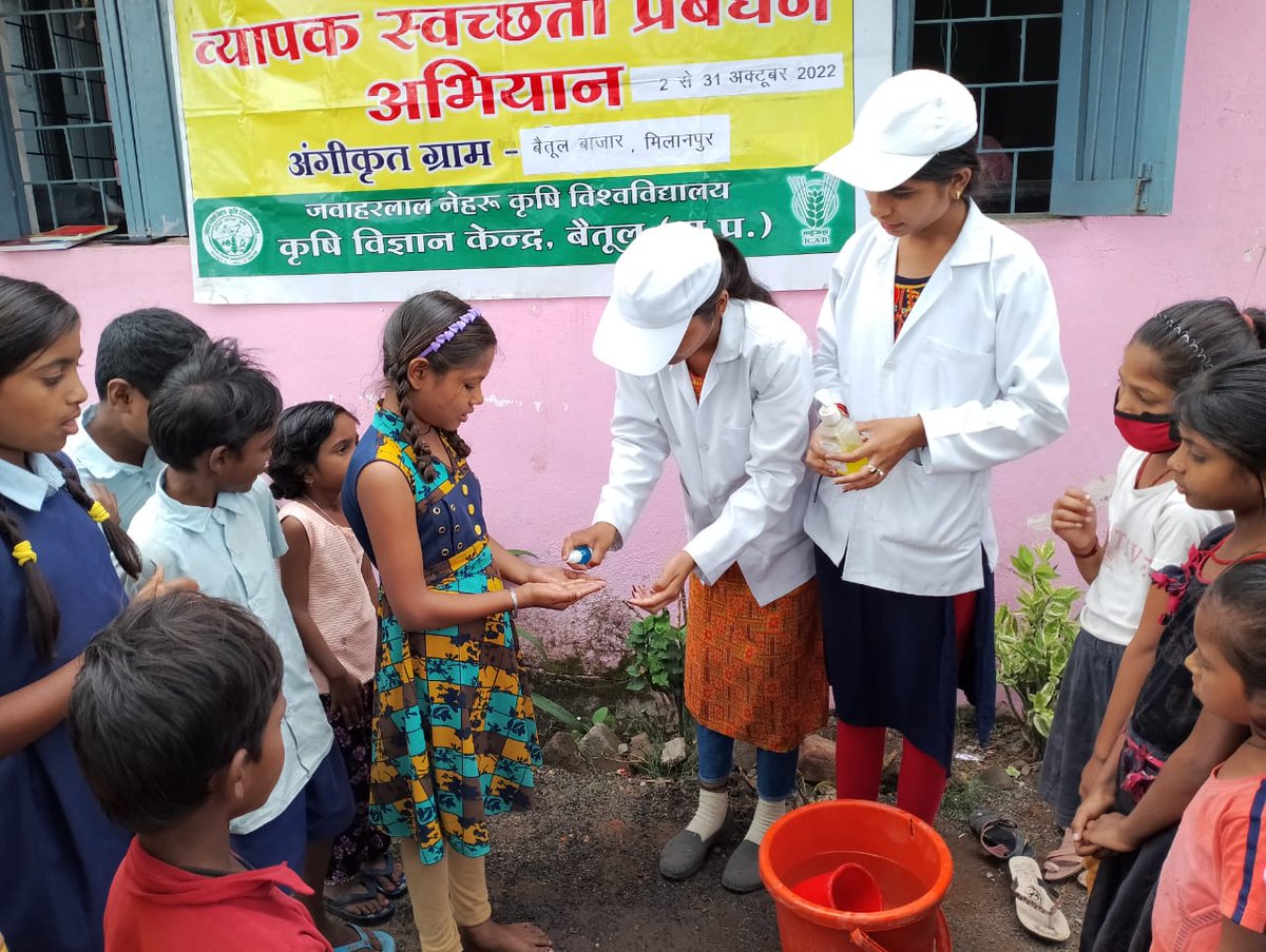 BetulKrishi's tweet photo. #SpecialCampaign2  
Sanitization work with school children in Betul Bazar https://t.co/1LR5E02pRk