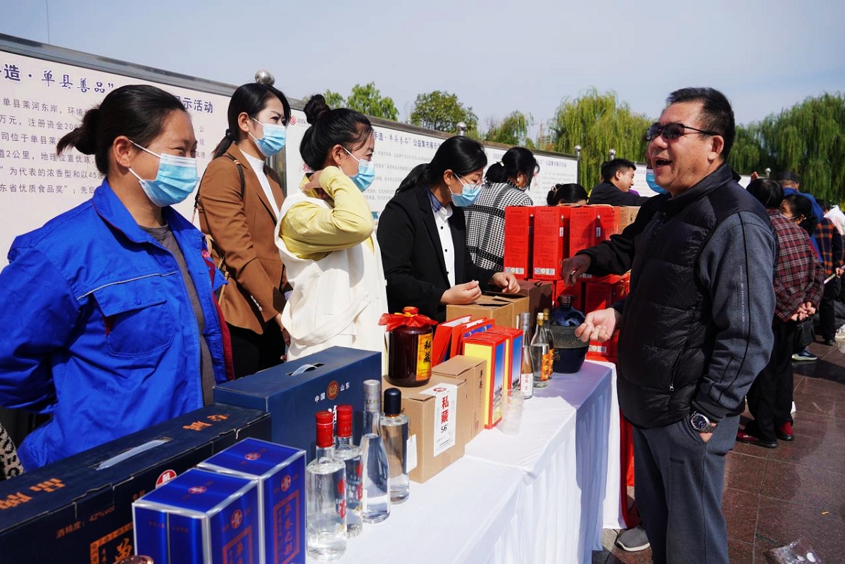 TouchShandong's tweet photo. #Handicrafts of root carving, #leafcarving, #papercutting, dough sculpture and rubbings were exhibited at a nonprofit #bazaar in Heze, E China’s #Shandong province. Many of these techniques have developed into industries with considerable scale. # #ExtraordinaryShandong #art https://t.co/ohbemrt6ge