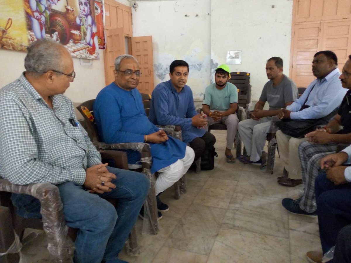 HJS_Delhi's tweet photo. हिन्दू होने के नाते हमें कौनसी दस बातें पता होनी चाहिए, ये भी हिन्दुओं को ज्ञात नहीं, इसका मूल कारण है धर्मशिक्षाका अभाव, इसलिए धर्म सिखना आवश्यक है। #सोनीपत, हरियाणा में विश्व हिंदू परिषद के पदाधिकारियों से श्री चिंतपूर्णी मंदिर में चर्चा करते हुए सद्गुरु @hjsdrpingale जी। https://t.co/3wt4EmLr6V