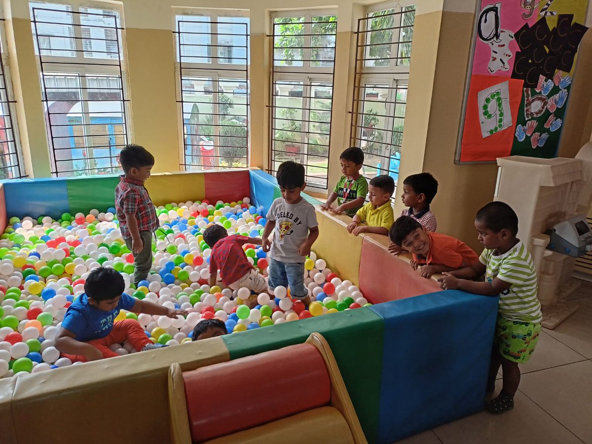 SAI_Edu_In's tweet photo. The SAIoneers of Playgroup had a splendid time, playing in and out in many different forms. Some were engaged in forming a circle and few were asked to get into the circle, whereas some enjoyed playing inside the ball pool;
#InterIntraSkills
#KinestheticSkills https://t.co/J7uUUFlksM