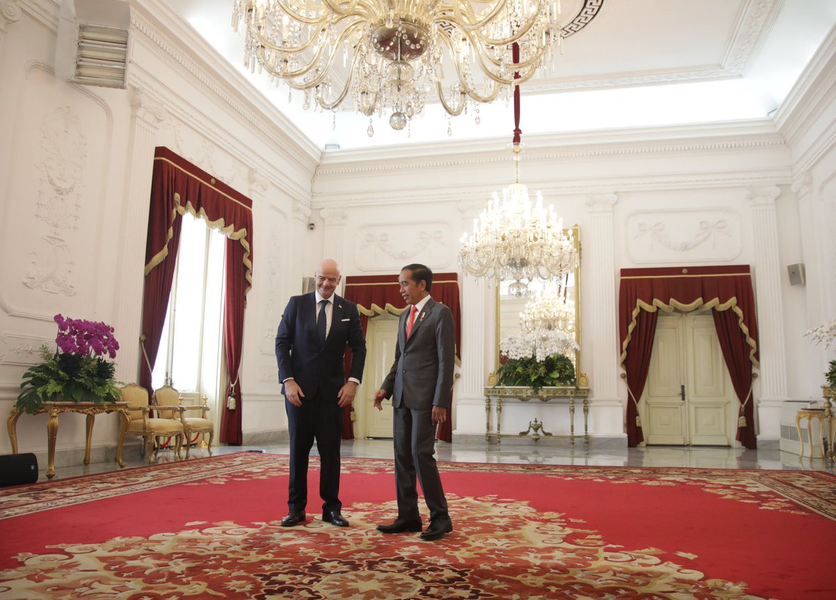 FaktaSepakbola's tweet photo. 🚨 BREAKING: Gianni Infantino selaku presiden FIFA hadir di Istana Merdeka disambut oleh Bapak Presiden RI, Ir. H. Joko Widodo.

Tidak terlihat satupun Anggota PSSI yang hadir di Istana.

Demi Persepakbolaan Indonesia yang lebih baik! #UsutTuntasTragediKanjuruhan 🇮🇩🙏 https://t.co/AA8hRKeFkW