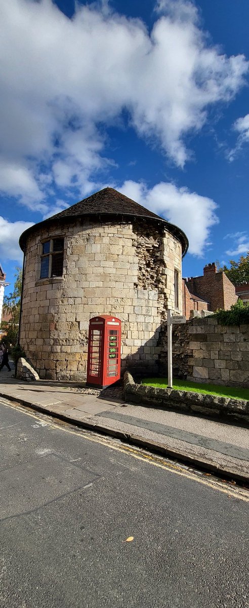 Elaine_B71's tweet photo. #TelephoneboxTuesday #MarygateTower #York #VisitYork https://t.co/hK5WRfVAWo