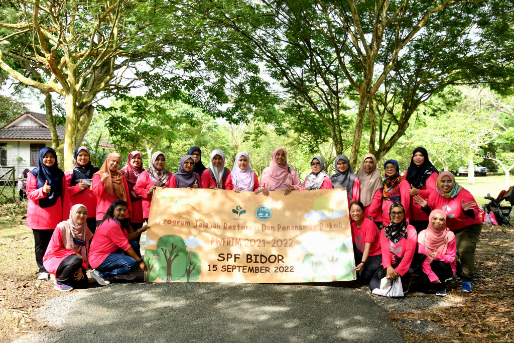 FRIMKepong's tweet photo. Perkumpulan Wanita @FRIMKepong (#PWFRIM) tanam 20 anak pokok 𝘌𝘶𝘤𝘢𝘭𝘺𝘱𝘵𝘶𝘴 𝘱𝘦𝘭𝘭𝘪𝘵𝘢 di #StesenPenyelidikanFRIM di Bidor (#SPFBidor), #Perak pd 15/9 sbg sokongan bg Kempen Penanaman @100jutapokok
#PokokKitaKehidupanKita #OurTreesOurLife #100jutapokok #FRIMTanamPokok https://t.co/F2709qDv9f
