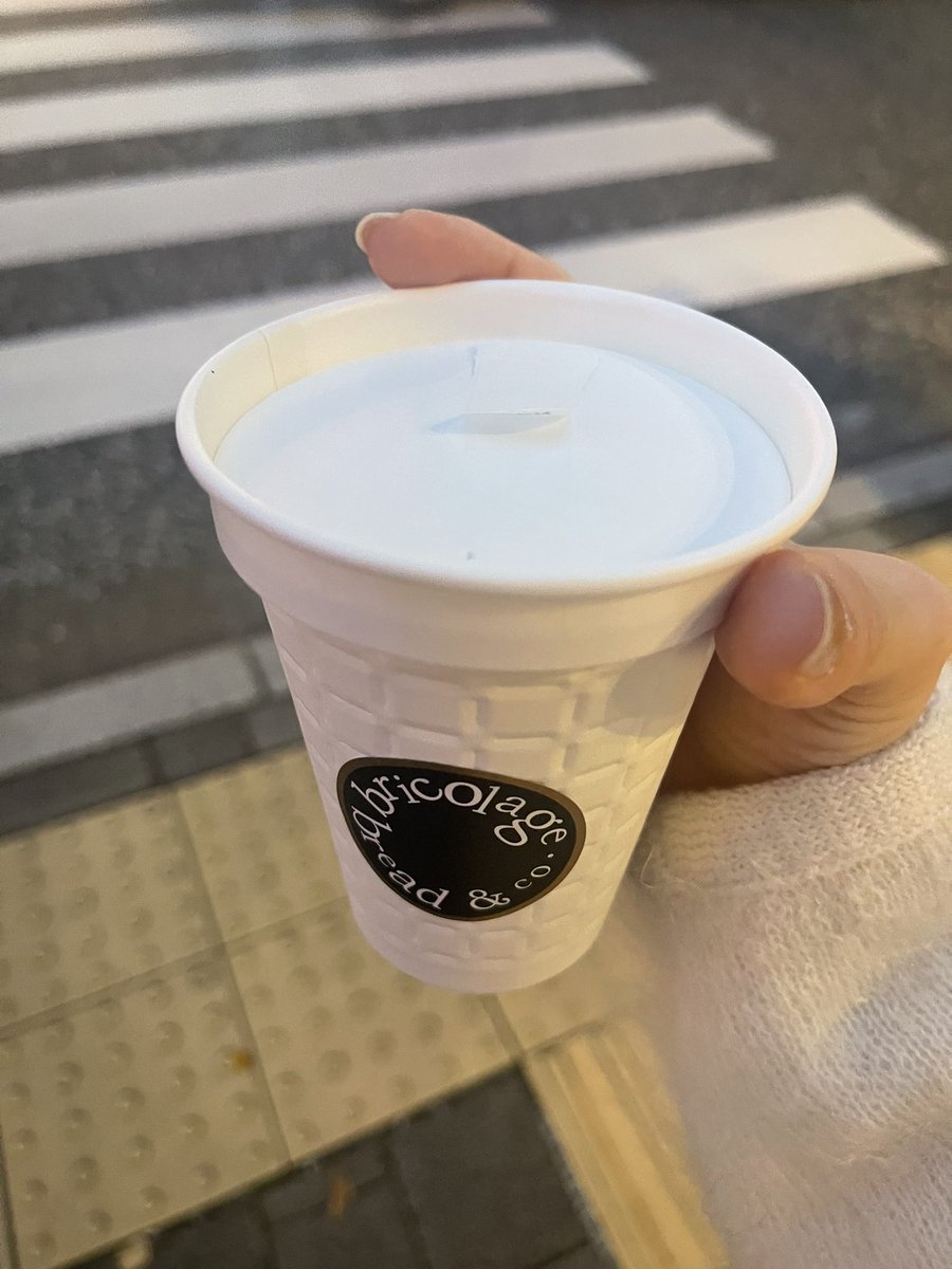 40py_'s tweet photo. 今月末で六本木ヒルズ勤務が終わるから毎日出勤前と休憩時間をコーヒーに費やしてるんだけど、bricolageは平日の朝はとてもよい🦖
次の職場は青山だから��活存分に楽しめるし仕事終わりにお買い物できるし最高だ、、、青学生の血が騒ぐ、、 https://t.co/lCkGmNlG84