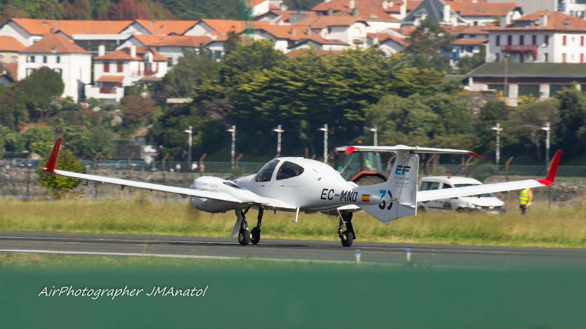 jmanatol's tweet photo. #BuenosDias
#Martes
Cogiendo velocidad para #despegar #FullPowerToFly✈️📷 en @DonostiAir #LESO con el pueblo francés de #Hendaye como testigo
Los alumnos de @EuropeanFlyers se preparan en nuestro #portaaviones
👨✈️ @aguudoLEXJ
#VuelaDesdeHondarribia https://t.co/fxxFxMfjwf