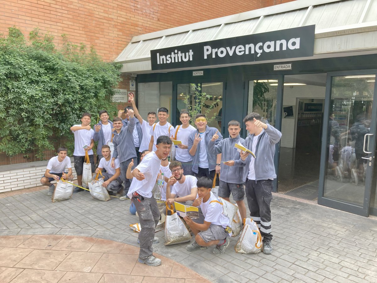 SGplaco's tweet photo. Los alumnos de 1º del Grado de Obras de interior, decoración y rehabilitación del IES Provençana de Barcelona también posan así de contentos con su material de @SGplaco 

#AportandoProfesionalidad

💙#MakingTheWorldABetterHome https://t.co/6TNCPEV3wH
