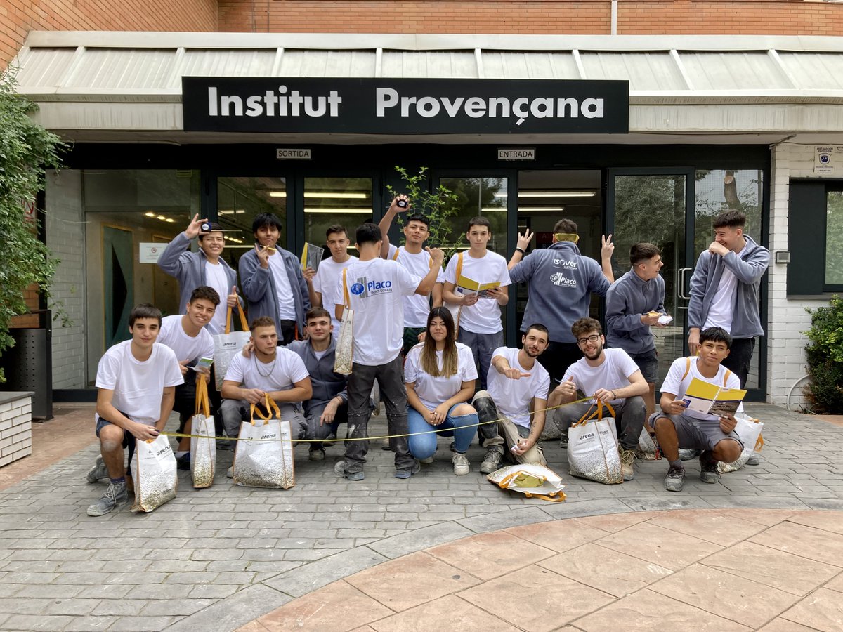 SGplaco's tweet photo. Los alumnos de 1º del Grado de Obras de interior, decoración y rehabilitación del IES Provençana de Barcelona también posan así de contentos con su material de @SGplaco 

#AportandoProfesionalidad

💙#MakingTheWorldABetterHome https://t.co/6TNCPEV3wH