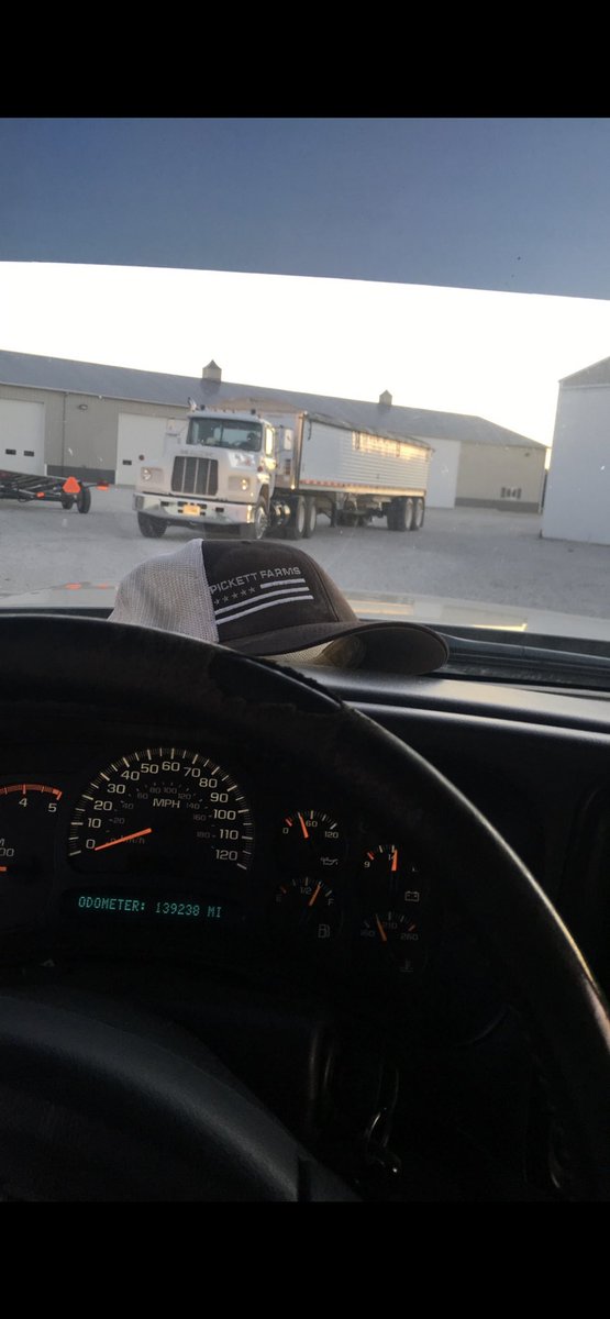 CalebCoffing95's tweet photo. @gavin_spoor Reminds me of the one my brother used to drive for a farmer he used to work for. They had two of them https://t.co/s67Dp4qlTw