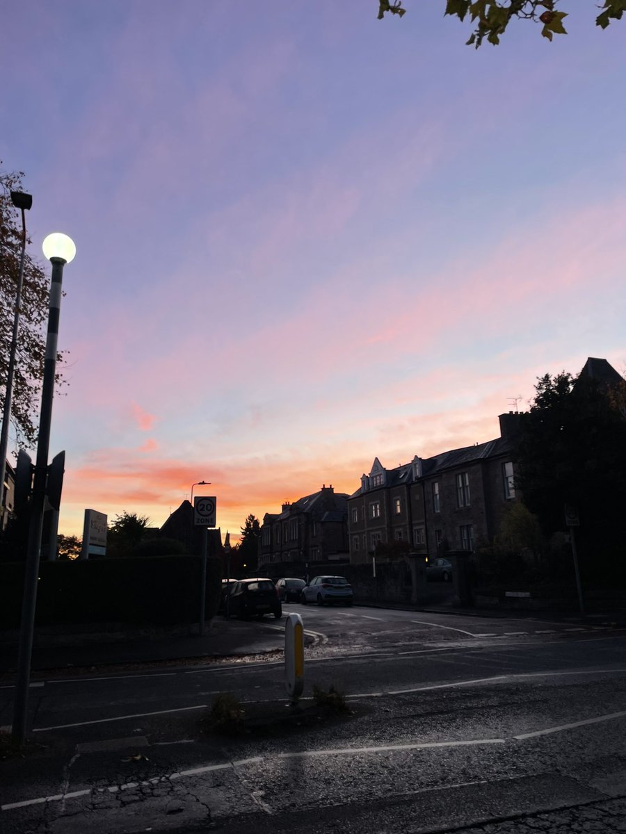 Laurarojis's tweet photo. Sunrises ✨🌝

.
#sunrise #Edinburgh #earlybird https://t.co/bvcoNMDJAw