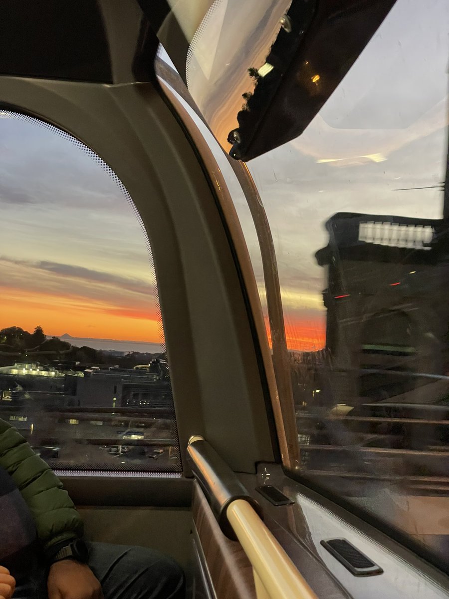 Laurarojis's tweet photo. Sunrises ✨🌝

.
#sunrise #Edinburgh #earlybird https://t.co/bvcoNMDJAw