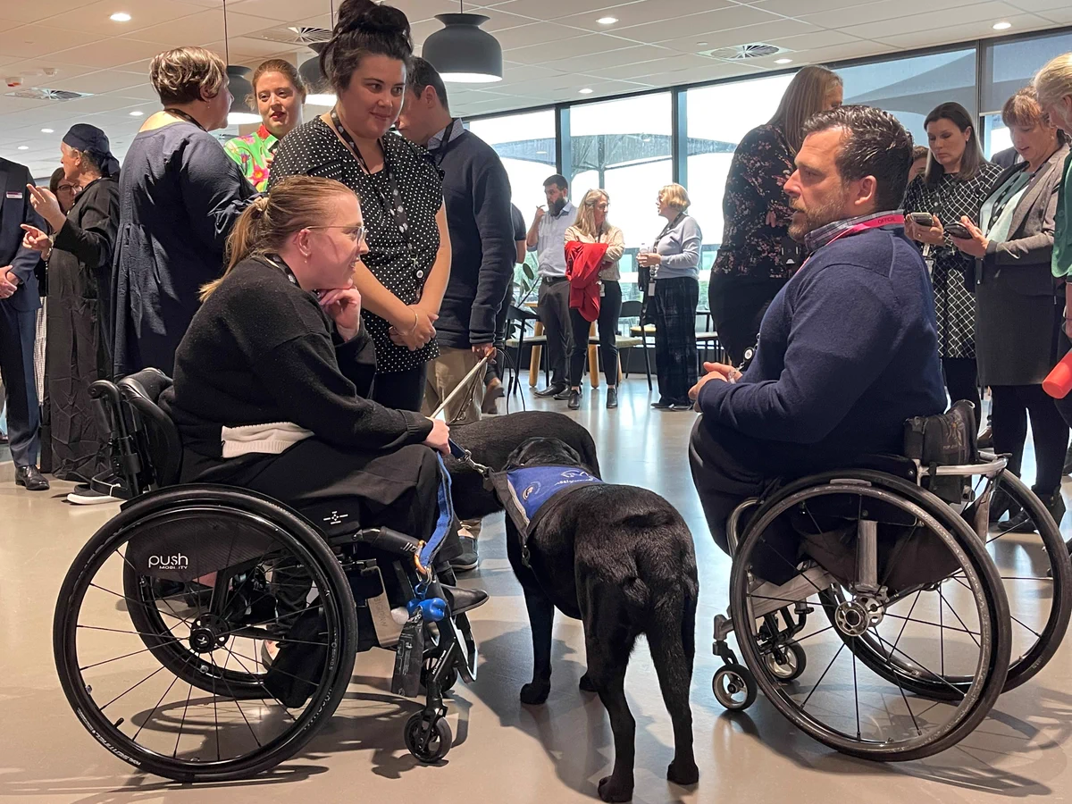Kurt Fearnley talking to NDIA staff members 
