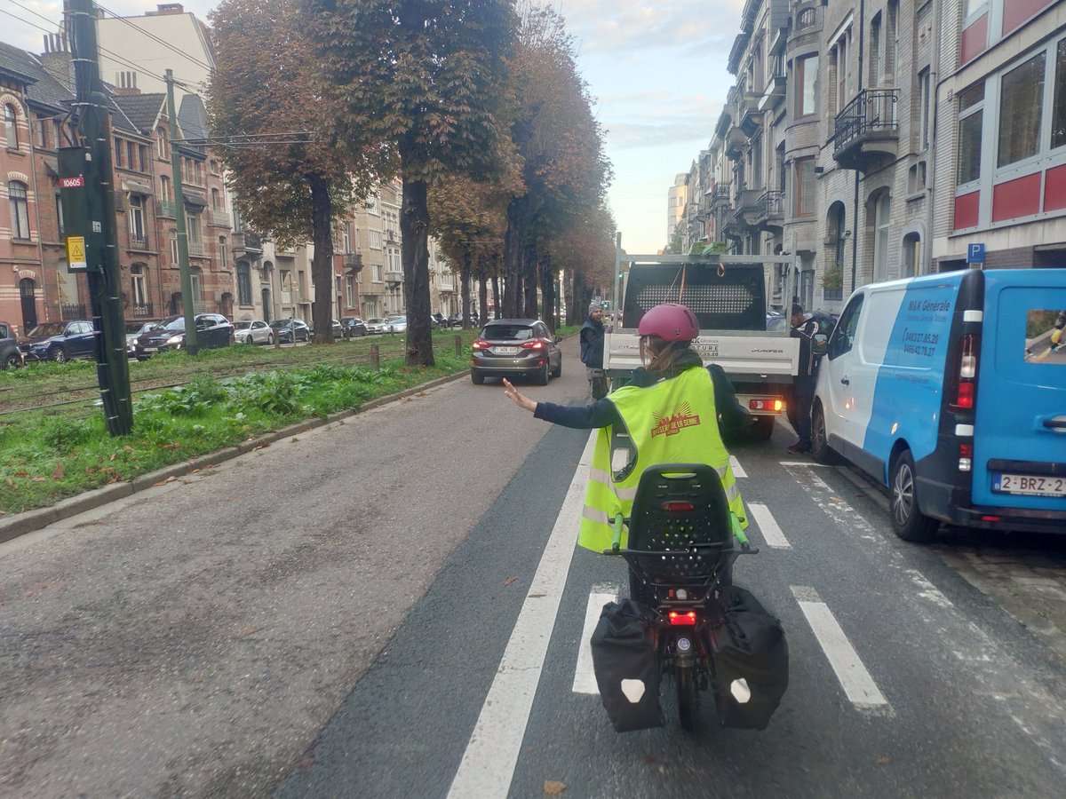 Jan_Szcz's tweet photo. Painted 🖌️🎨 cycle lanes🚴‍♂️create nothing but an illusion of security 😠#AvAlbert #1190BE #fail https://t.co/1gUBiwMPAn