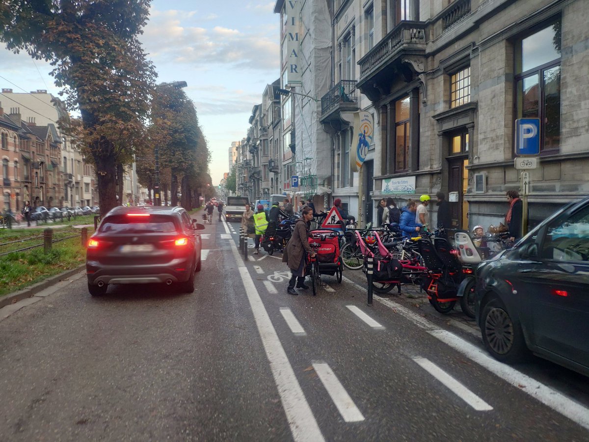 Jan_Szcz's tweet photo. Painted 🖌️🎨 cycle lanes🚴‍♂️create nothing but an illusion of security 😠#AvAlbert #1190BE #fail https://t.co/1gUBiwMPAn