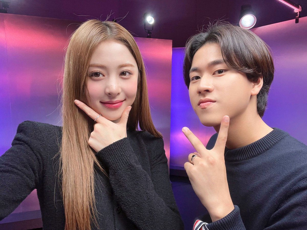 le_sserafim's tweet photo. [#오늘의르세라핌]
221018 @ 리무진서비스

#LE_SSERAFIM #르세라핌
#HUHYUNJIN #허윤진 https://t.co/CnwydvW4hd