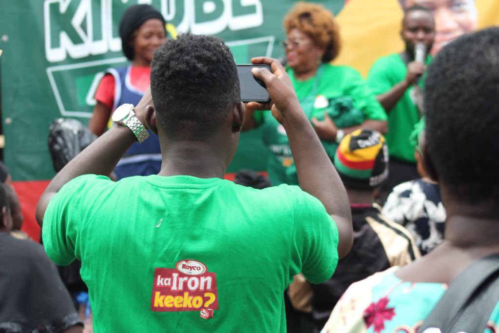 ExpUg_Official's tweet photo. KIKUBE NA AKE BIBIRI UGX200= Market activations. #Royco #ThinkExpForLive+ https://t.co/3vyohqTyYz