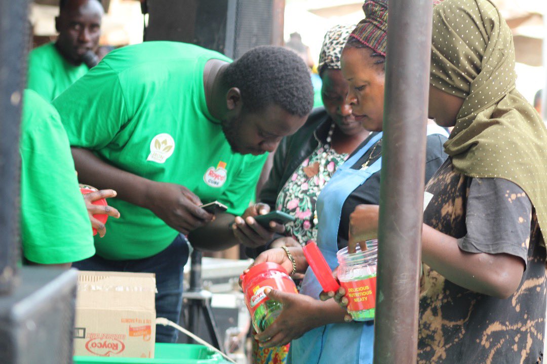 ExpUg_Official's tweet photo. KIKUBE NA AKE BIBIRI UGX200= Market activations. #Royco #ThinkExpForLive+ https://t.co/3vyohqTyYz
