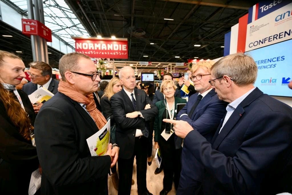 [SALON <a href="/sial_paris/">SIAL Paris</a>]
🤝 Merci à Monsieur <a href="/MFesneau/">Marc Fesneau</a>, ministre de l’#Agriculture et de la Souveraineté alimentaire pour ses échanges avec la filière et notamment avec Nicolas Jauzion, directeur export d'aucy.

#innovation #food #laterrenousréunit #bienmanger #sialparis2022