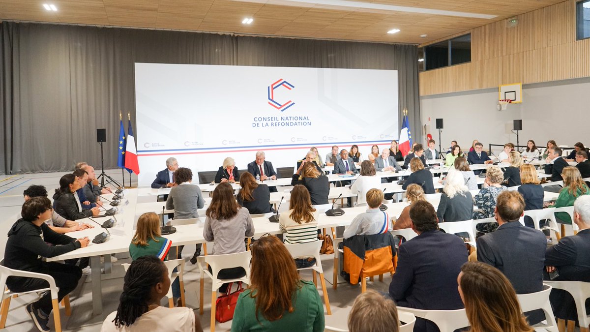 stl_ESRI_GR's tweet photo. "Notre école faisons la ensemble" : reunion de concertation au collège de Pontfaverger. Le @CmqBioeco a présenté les actions menées avec le collège, l'@universitereims et le @cebb depuis 3 ans et participé à la réflexion sur les futurs projets en présence du ministre @PapNdiaye https://t.co/aQ0yHFzcmb